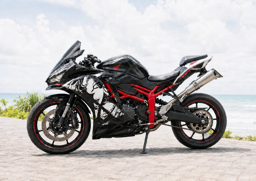 Černočervená Honda CBR250RR ABS paralelní dvouválcový motocyklový motor sportovní motocykl s plnými aerodynamickými kryty a zvednutou ocasem
