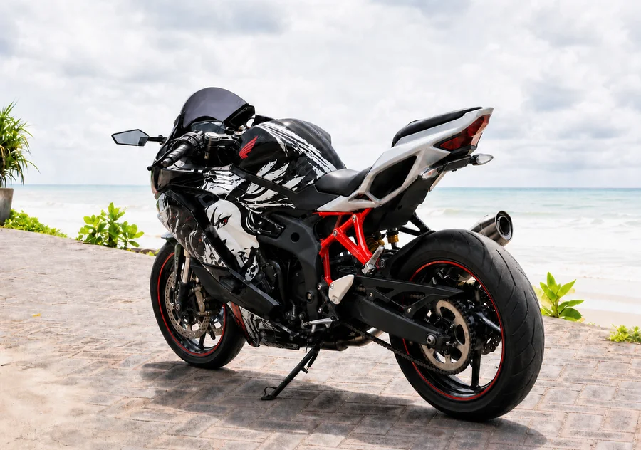 Černočervená Honda CBR250RR ABS paralelní dvouválcový motocyklový motor sportovní motocykl s plnými aerodynamickými kryty a zvednutou ocasem