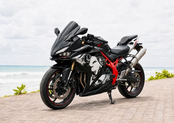 دراجة نارية هوندا Honda CBR250RR ABS باللونين الأسود والأحمر دراجة نارية رياضية متوازية ذات أسطوانتين مع انسيابية كاملة وذيل مرتفع