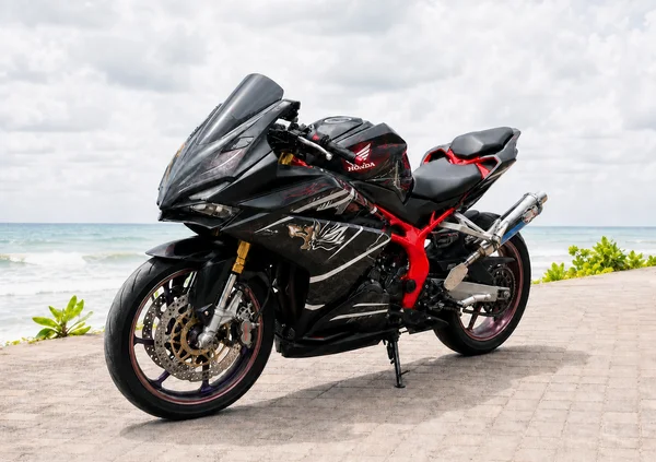 إصدار محدود من Honda CBR250RR Kabuki Limited Edition مع أعمال فنية كابوكي سوداء وإطار أحمر ولمسات عجلة حمراء