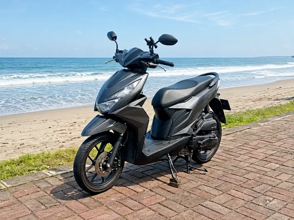 سكوتر هوندا Honda Beat 110 الأوتوماتيكي باللونين الأسود والرمادي من جيل 2020 مع هيكل نحيف وعجلات مقاس 14 بوصة