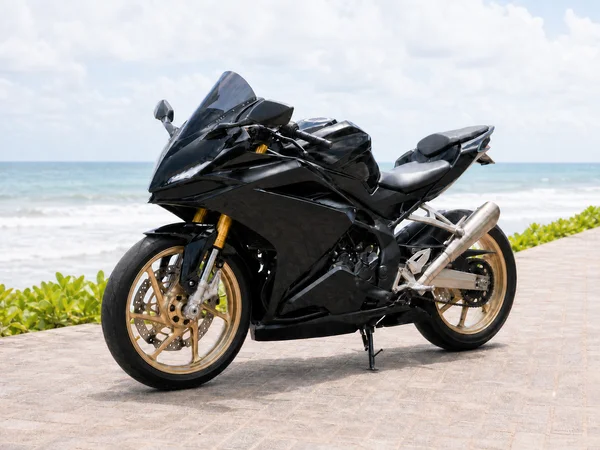 دراجة نارية رياضية باللونين الأسود والذهبي Honda CBR250RR MC22 classic 250cc بمحرك رياضي بأربع أسطوانات مع انسيابية كاملة