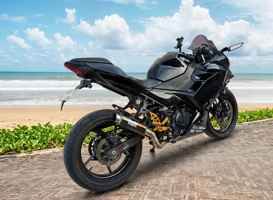 Kawasaki Ninja 250 Custom preta personalizada com motor paralelo de dois cilindros, motocicleta esportiva com carenagens completas e detalhes traseiros dourados