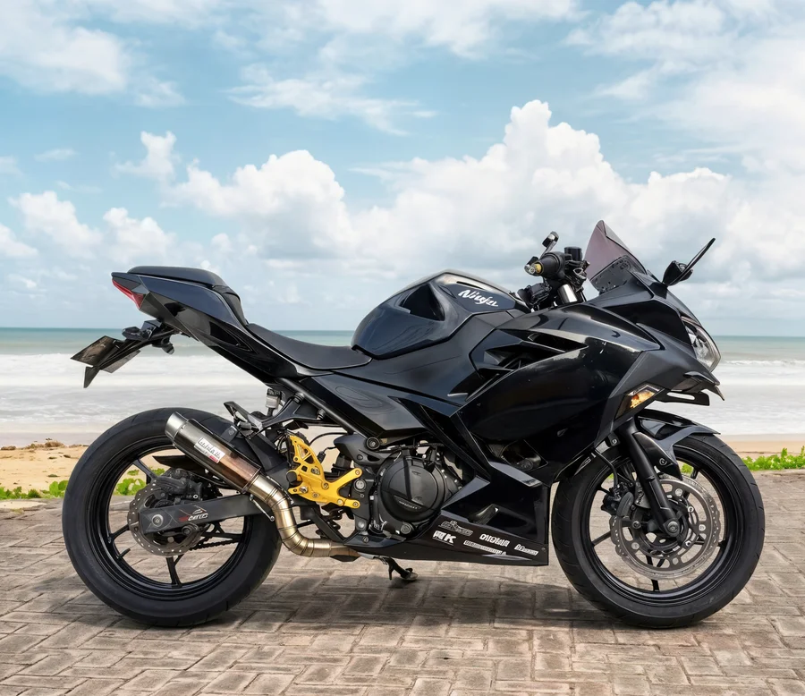 Kawasaki Ninja 250 Custom preta personalizada com motor paralelo de dois cilindros, motocicleta esportiva com carenagens completas e detalhes traseiros dourados