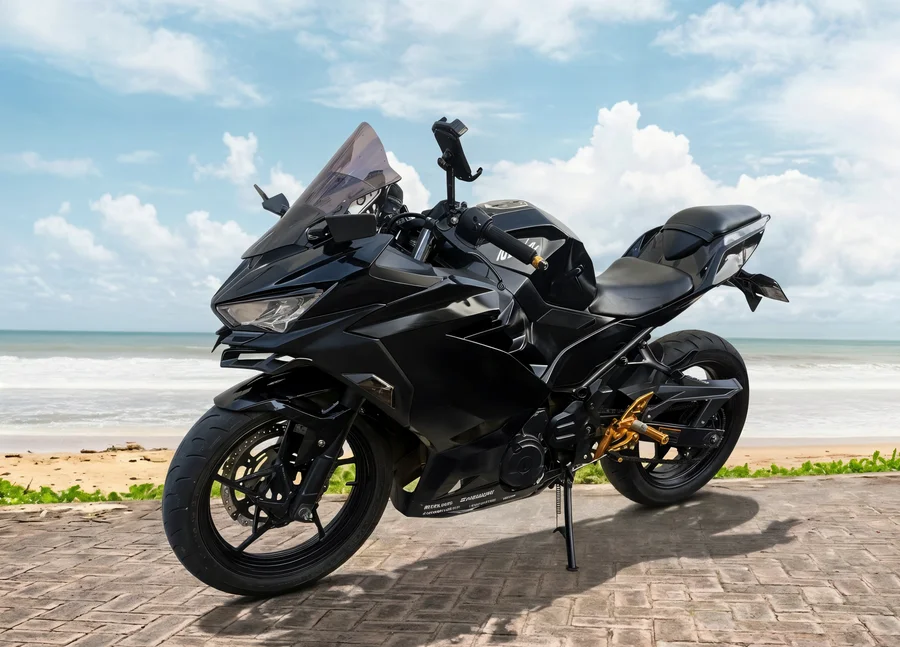 Kawasaki Ninja 250 Custom preta personalizada com motor paralelo de dois cilindros, motocicleta esportiva com carenagens completas e detalhes traseiros dourados