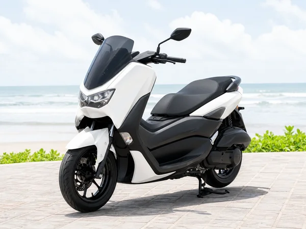 سكوتر الطريق Yamaha NMAX155 من الجيل الأول مع زجاج أمامي للدراجة النارية وجسم عريض ومقعد عريض بمستويين