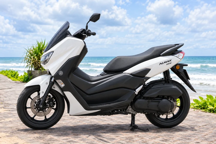 Bílý Yamaha NMAX155, pohled šikmo zepředu