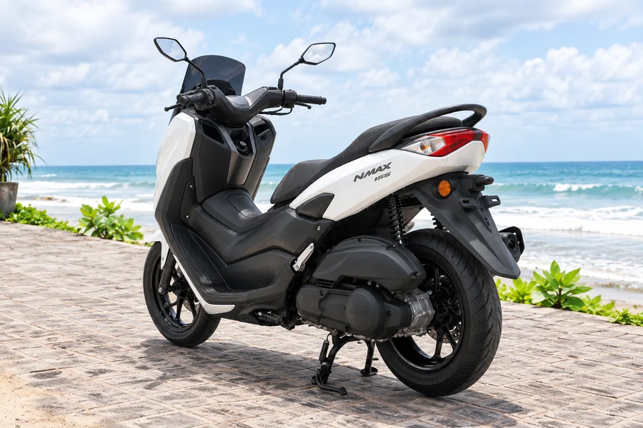 Bílý Yamaha NMAX155, pohled šikmo zepředu