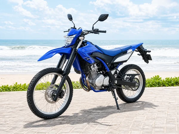 دراجة نارية زرقاء Yamaha WR155R مزدوجة الأغراض للطرق الوعرة/الطرق الوعرة مع نظام تعليق طويل وعجلات بقضبان وإطارات موجهة للمسارات
