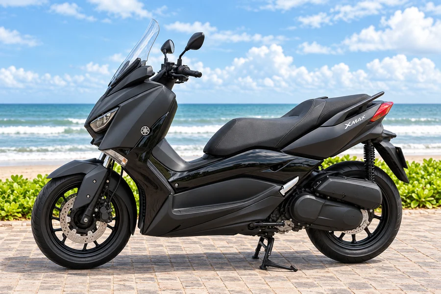 Yamaha XMAX 250 สีเทาชาร์โคล มุมมองด้านหน้าเฉียง