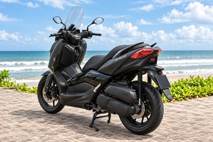 Yamaha XMAX 250 สีเทาชาร์โคล มุมมองด้านหน้าเฉียง
