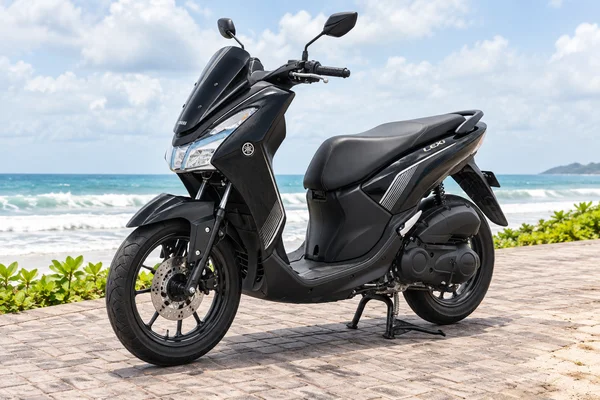 سكوتر ليكسي الأسود Yamaha 125، منظر أمامي بزاوية
