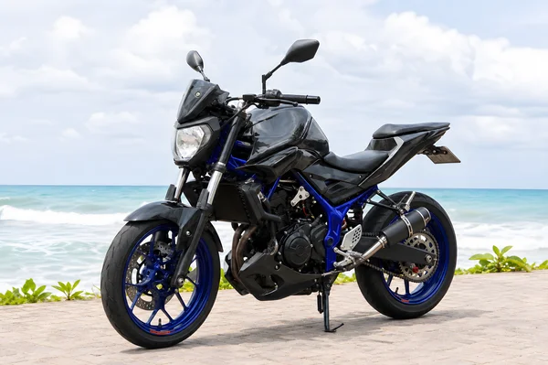 دراجة نارية عارية باللونين الأسود والأزرق Yamaha MT-25 V1cc مع محرك دراجة نارية متوازي مكشوف ثنائي الأسطوانات (250).