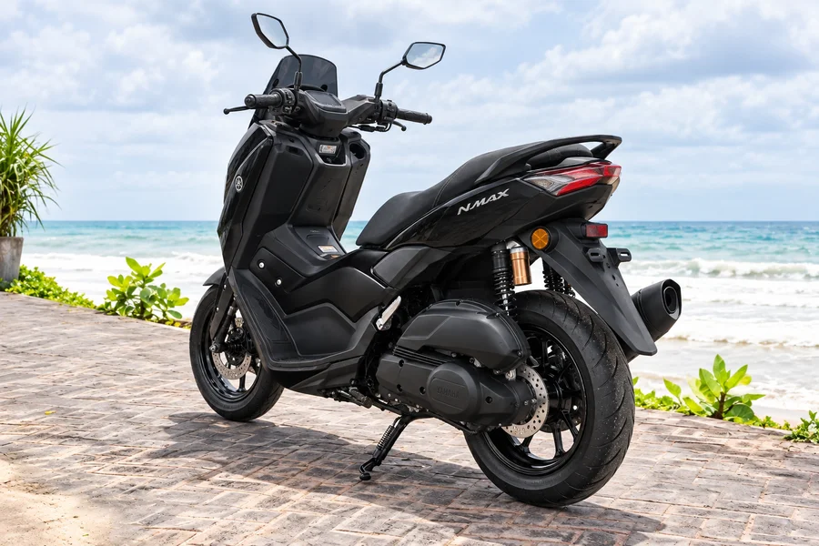 Černý Yamaha NMAX155 Neo, pohled zepředu zleva, u oceánu