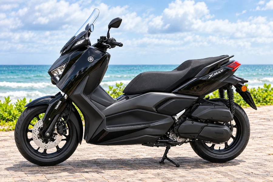 Yamaha XMAX 250 Connected nera, vista anteriore sinistra, accanto al mare