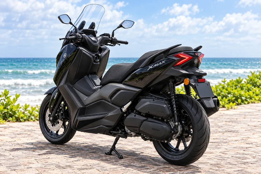Yamaha XMAX 250 Connected nera, vista anteriore sinistra, accanto al mare